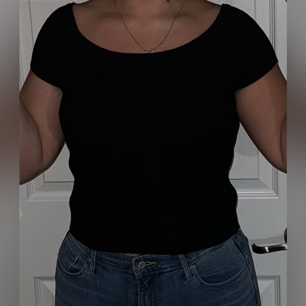 Black ribbed shirt